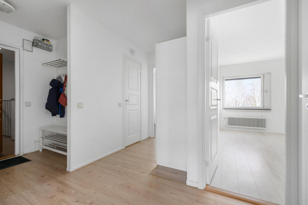 Entré och inre hall. Glimt mot sovrum