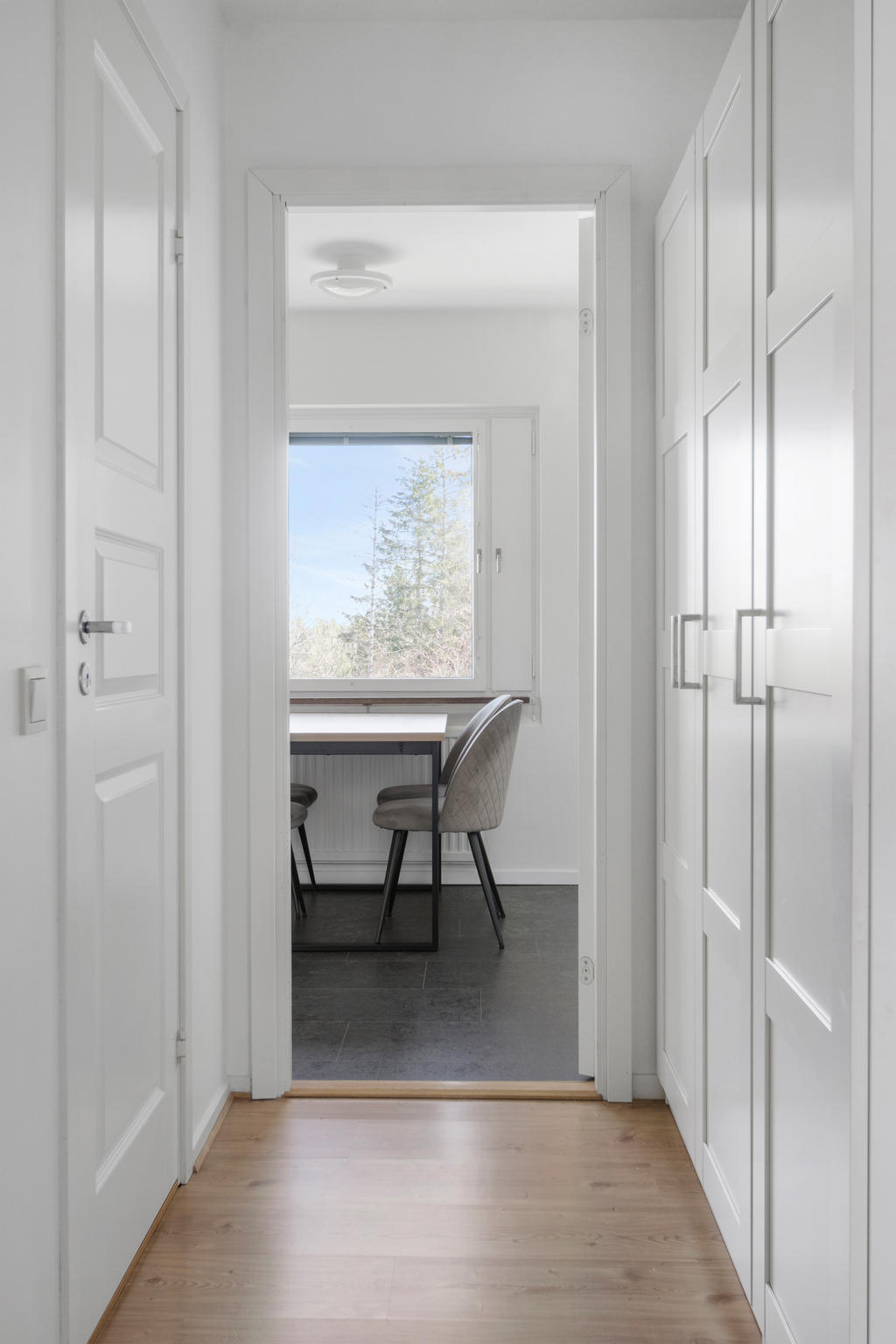 Passage mot kök med garderober och separat klädkammare.