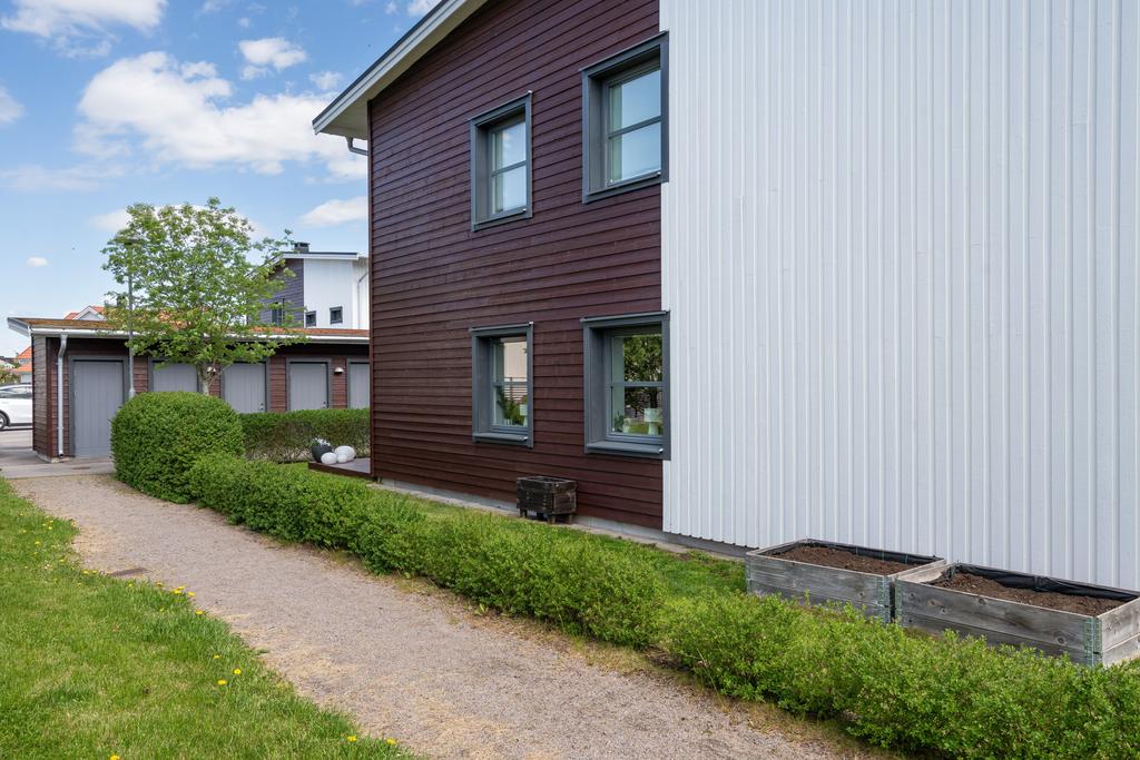 Hörnläge med gräsmatta och odlingsmöjligheter på gavelsida.
