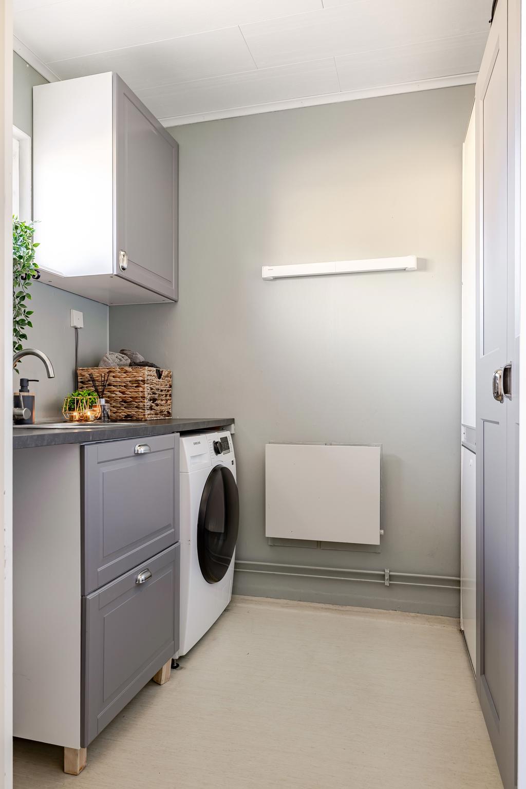 Tvättstugan precis innanför entrén, praktiskt och bekvämt
