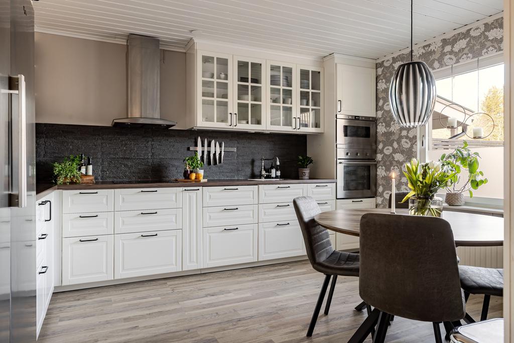 Läckert kök med integrerade vitvaror och matplat