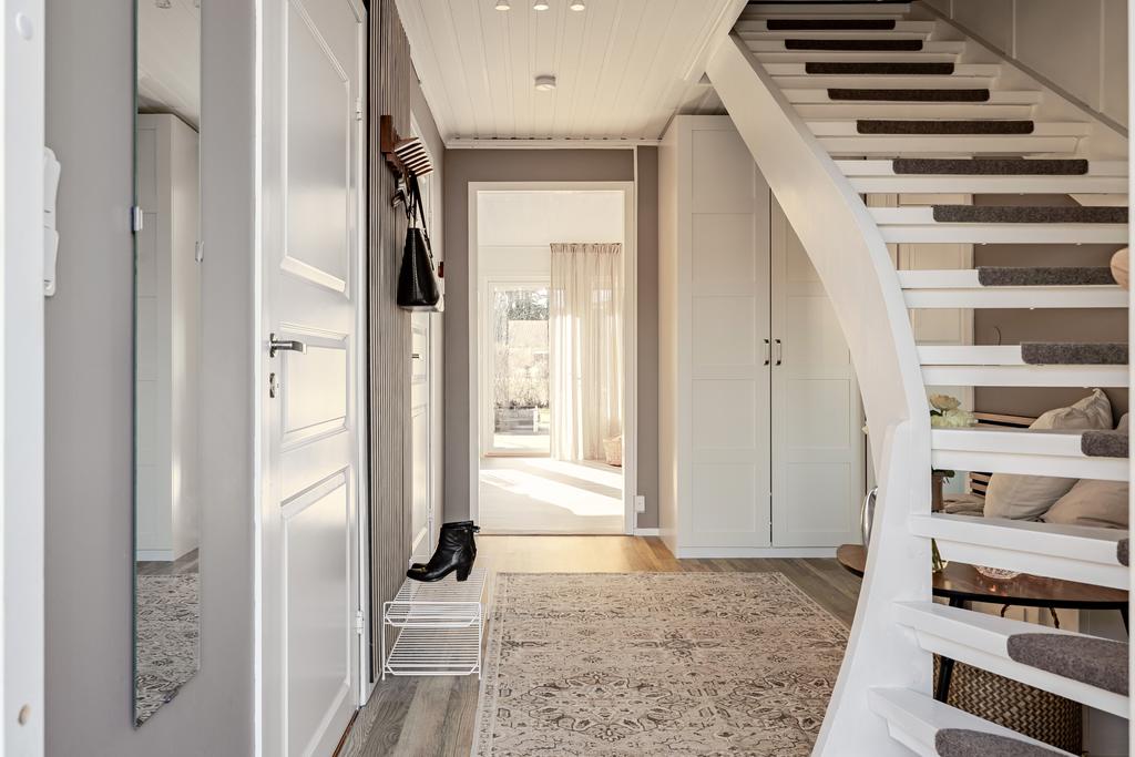 Välkomnande hall med förvaring och trappa upp till övervåningen