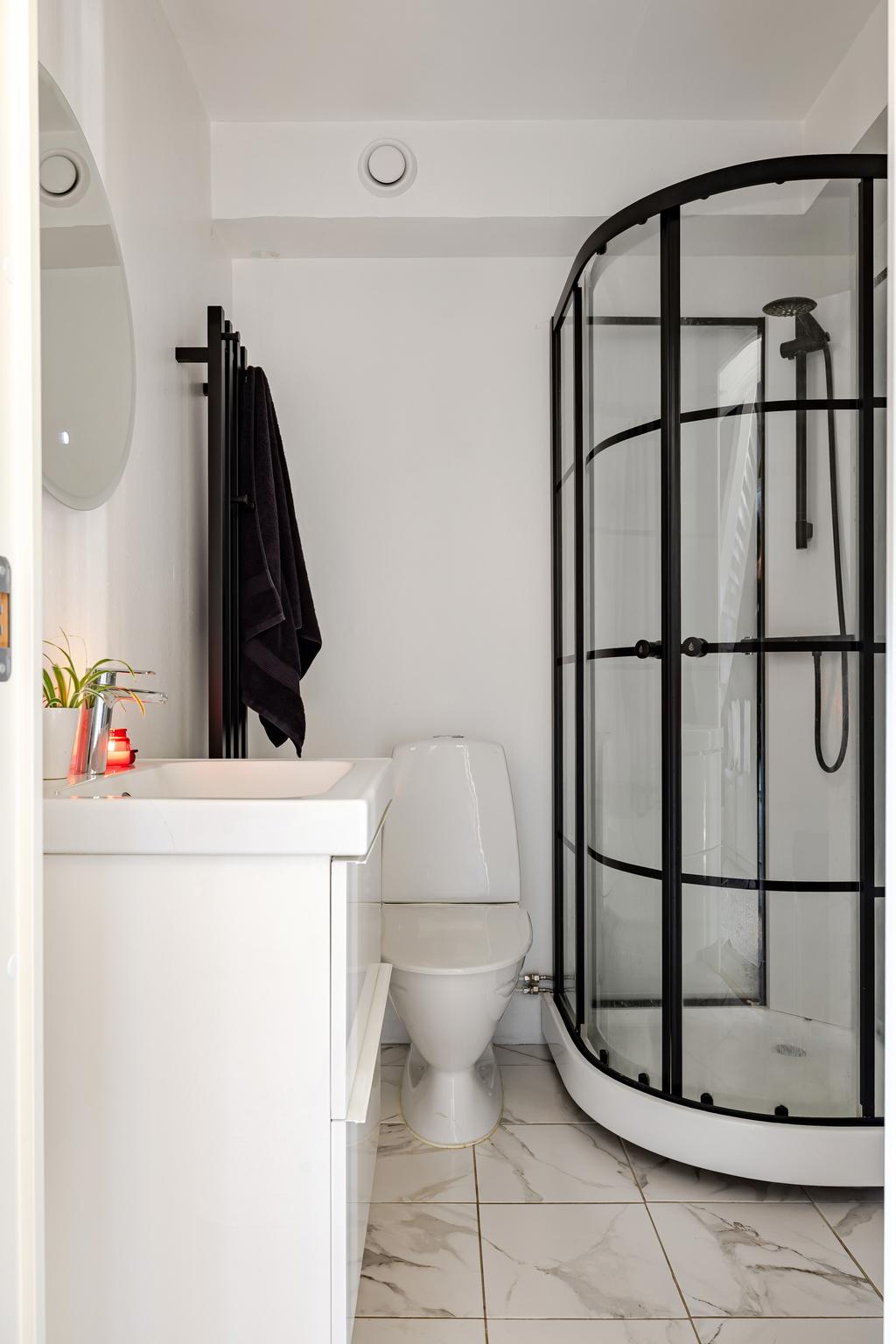 Badrum med duschkabin på entréplan.