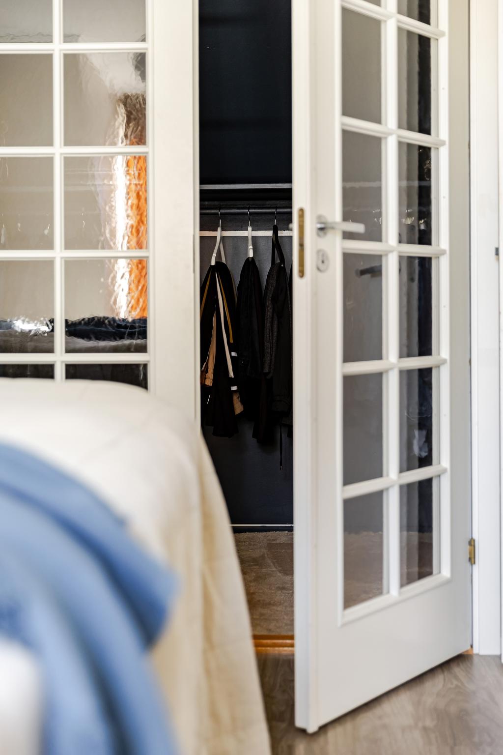 Detaljbild mot walk-in closet som nås från stora sovrum