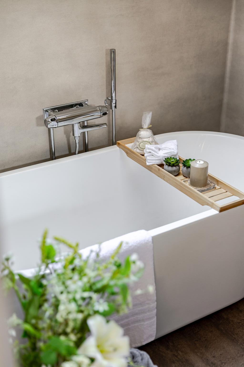 Läckert badkar i nyrenoverade badrummet på övervåningen