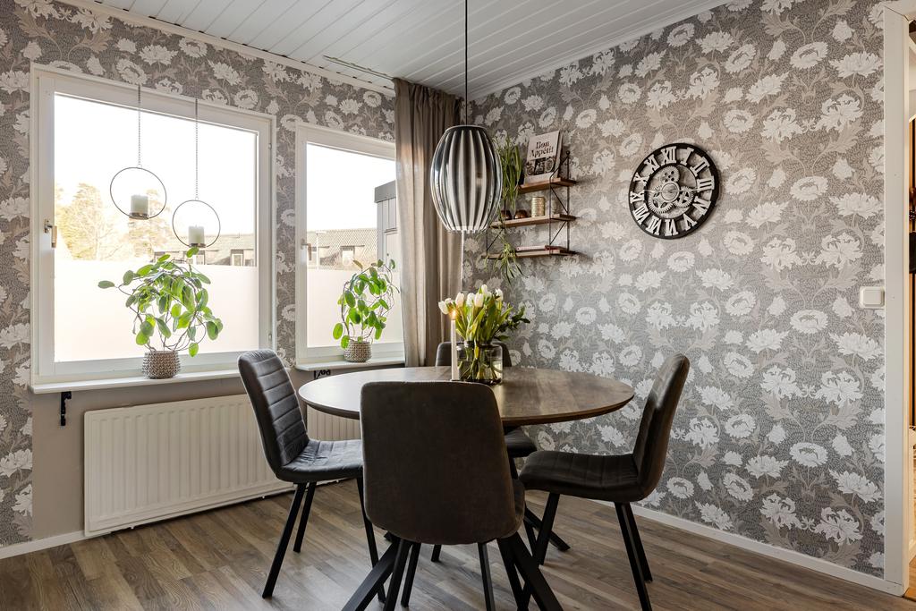 I köket finns en trevlig matplats 