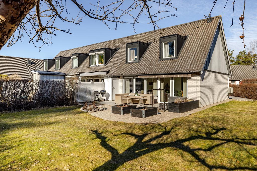 Uteplatsen är fint anlagd med trädäck, grus, rabatter och odlingslådor