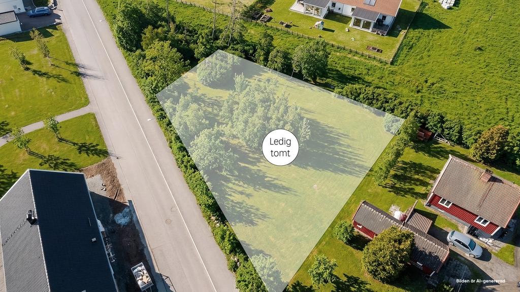 Plan lättbebyggd tomt.

Observera att bilden är digitalt justerad för att illustrera en möjlig sommargrön karaktär på tomten och omgivningen. Förändringarna avser främst vegetation på längre avstånd och speglar inte nödvändigtvis fastighetens faktiska skick.