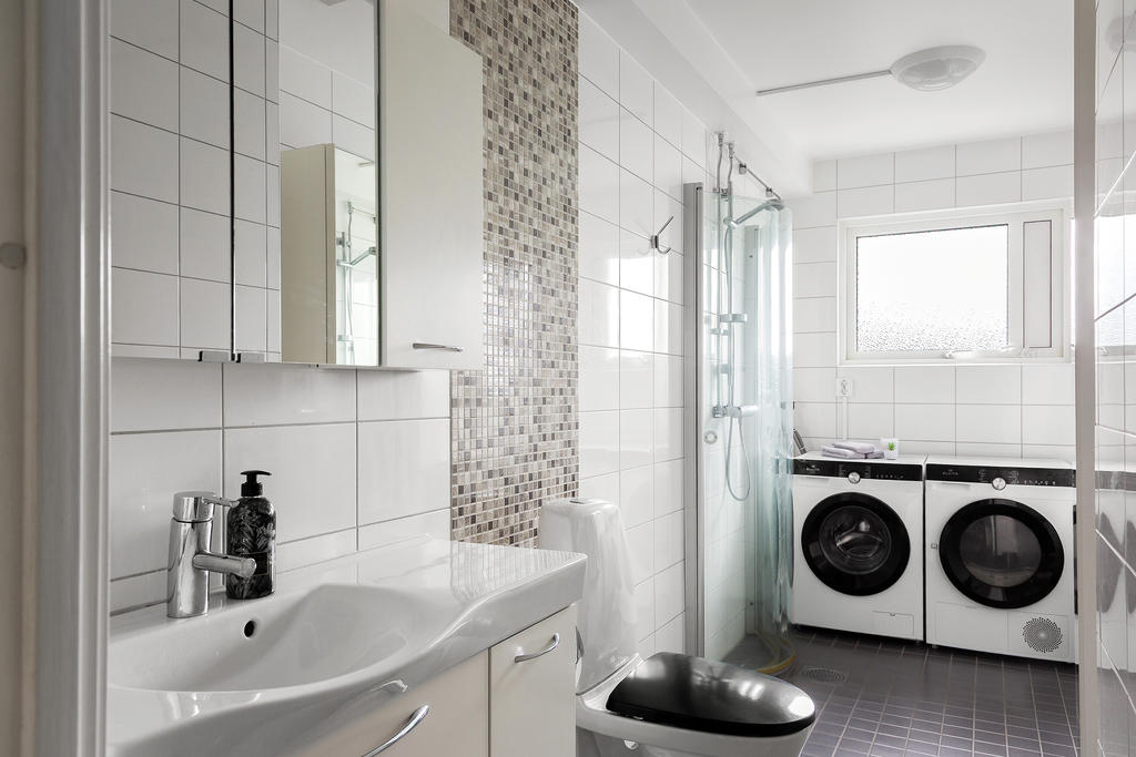 Snyggt helkaklat badrum 