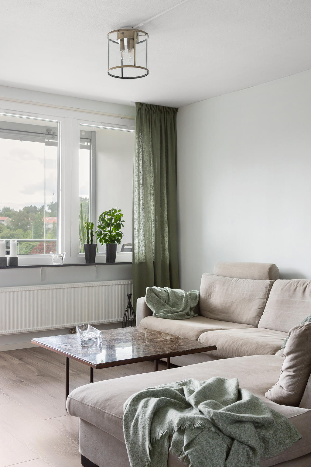 Del av vardagsrum mot balkong