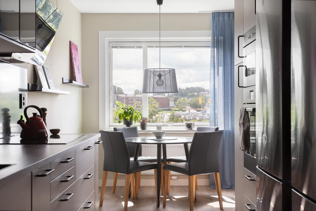 Kök med trevlig matplats 