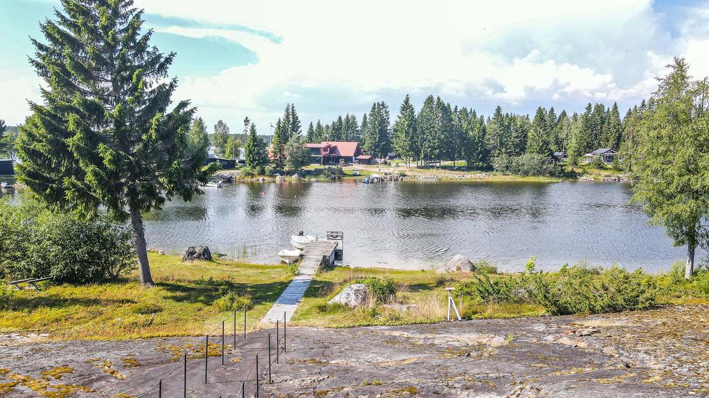Från huset mot fastlandet. Med bryggan och havet i blickfånget.