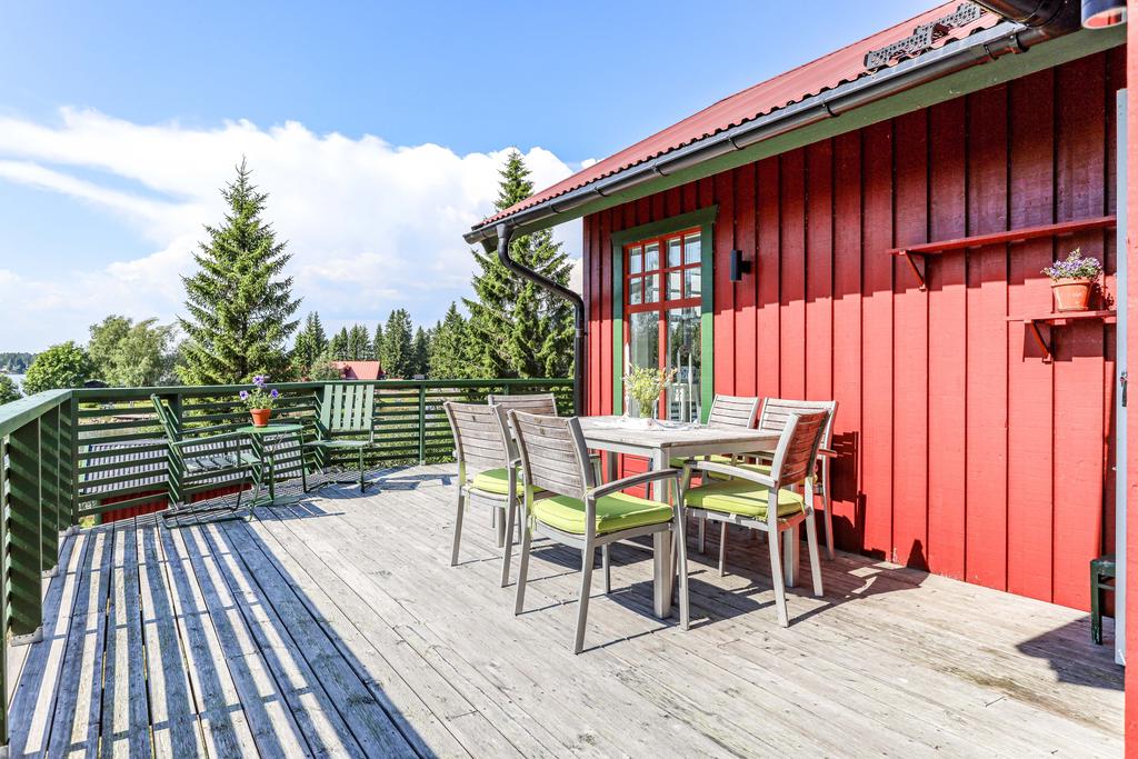 Generöst trädäck i perfekt solläge, västerläge, med gott om plats för socialt umgänge.