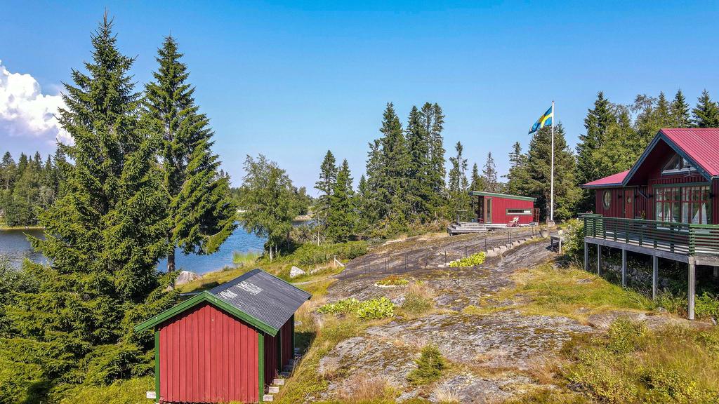 Förråd och gäststuga på lättskött tomt.