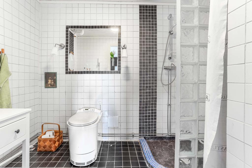 Badrummet med förbrännings toalett