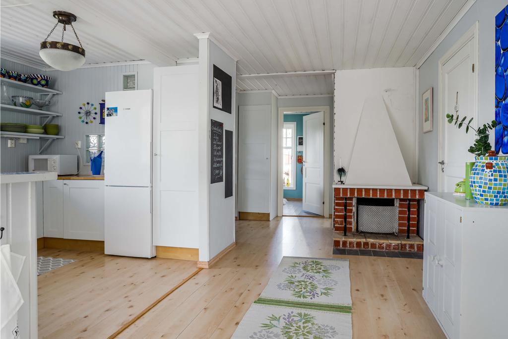 Vidare från hallen mot köket