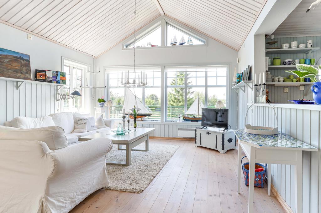 Storstuga med fin vatten vy och 3,6 meters takhöjd.