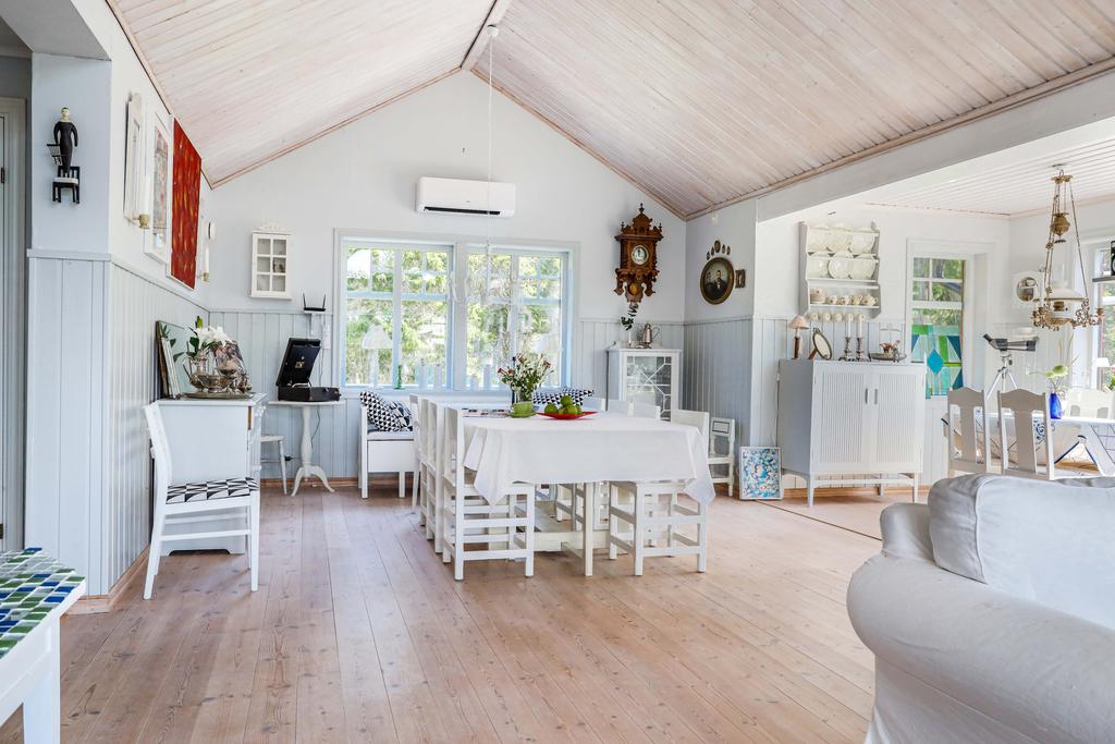 Stor matplats med fin takhöjd