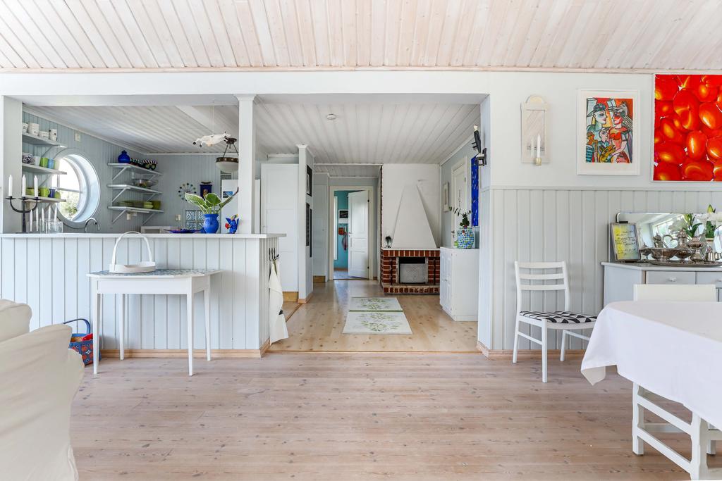 Från köket mot matplatsen