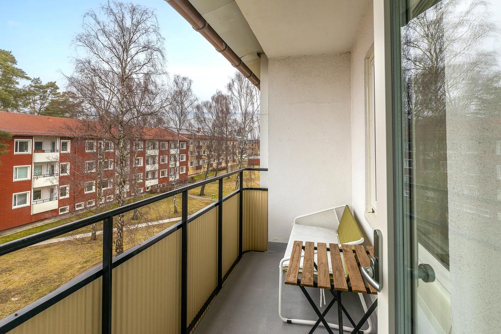 Balkong med utsikt över innergård