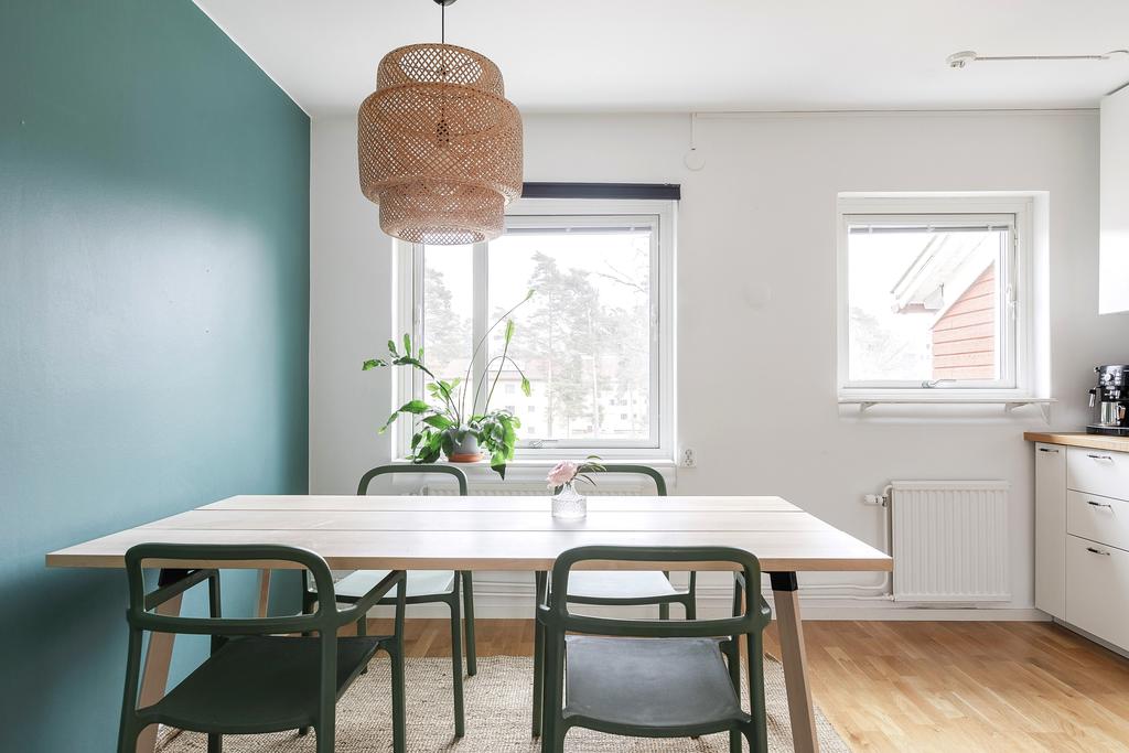 Plats för stort köksbord i kök