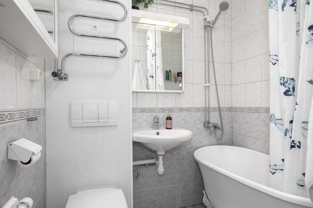 Helkaklat badrum med handdukstork och badkar