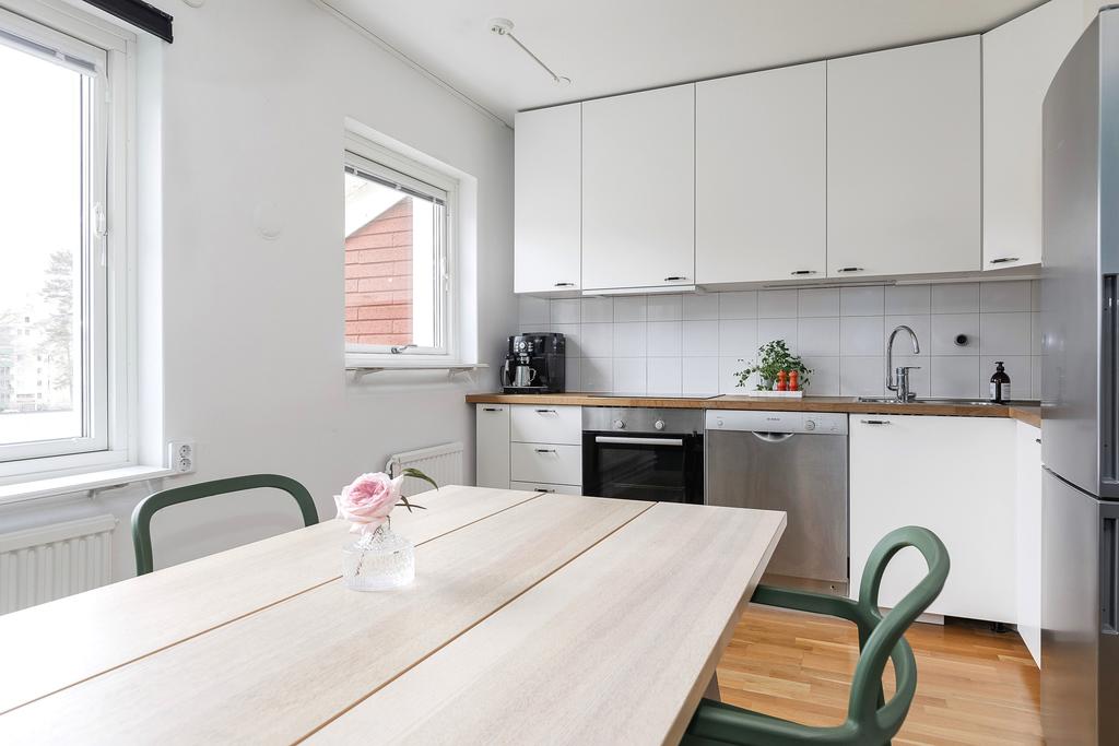 Fint renoverat kök med vitvaror i rostfritt stål