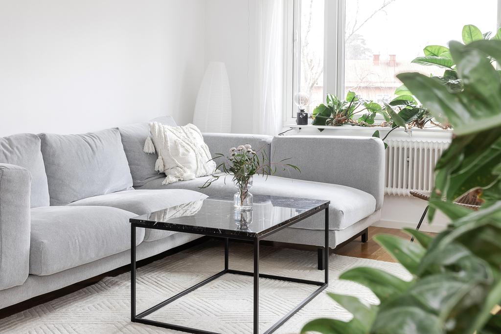 Gott om ljusinsläpp från två vädersträck i vardagsrum