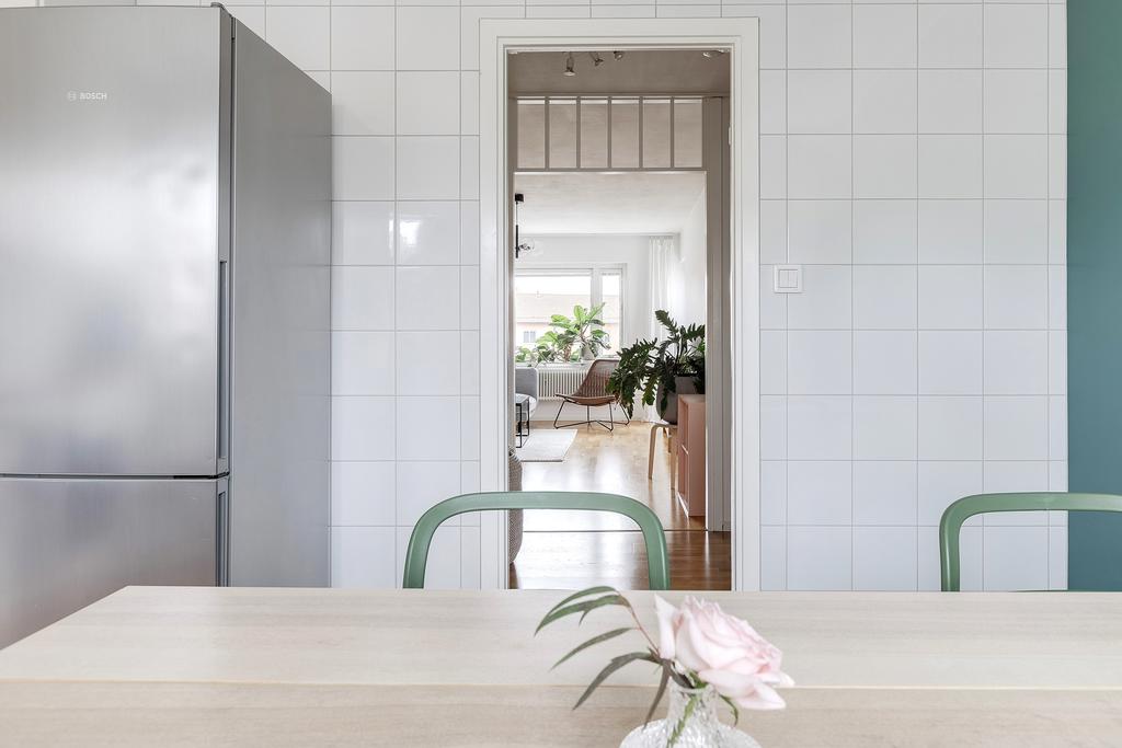 Insyn till vardagsrum från köket