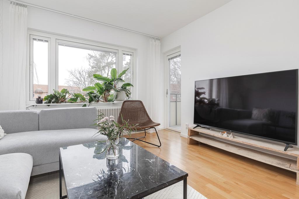 Balkongdörr i glas vilket bidrar till ljusinsläpp