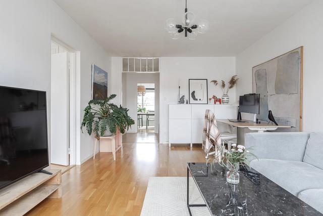 Stort och ljust vardagsrum, med plats för både TV hörna och arbetshörna