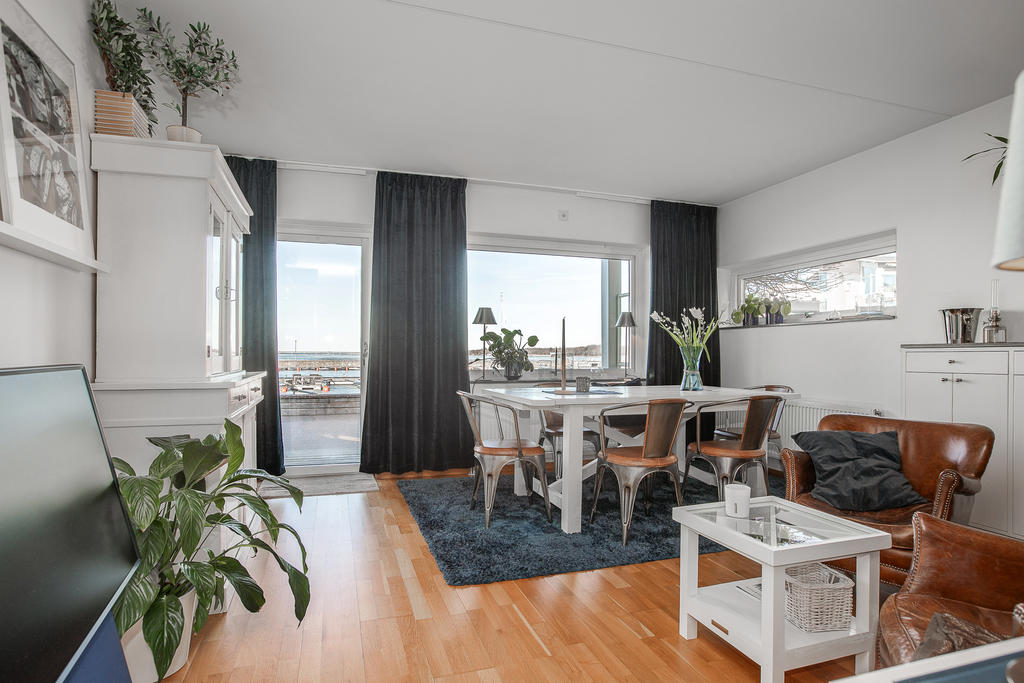 Allrum nere med uteplats