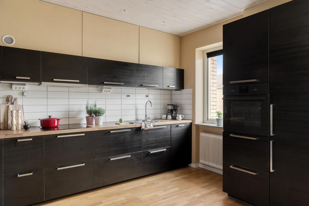 Stilrent kök med bra skåpsförvaring.