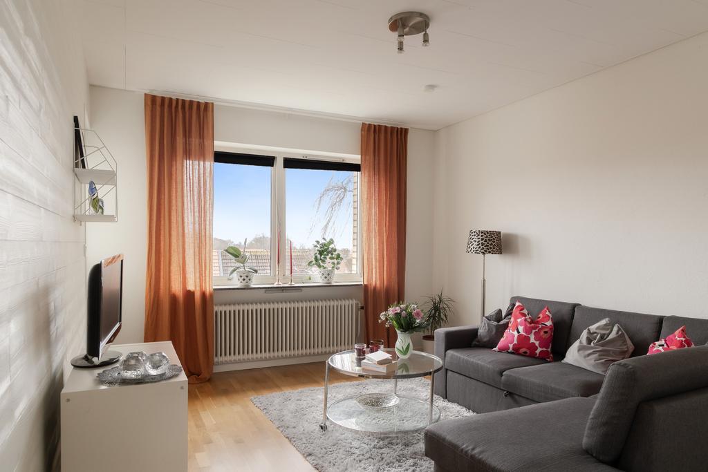 Vardagsrum med härligt ljusinsläpp och vackert golv.