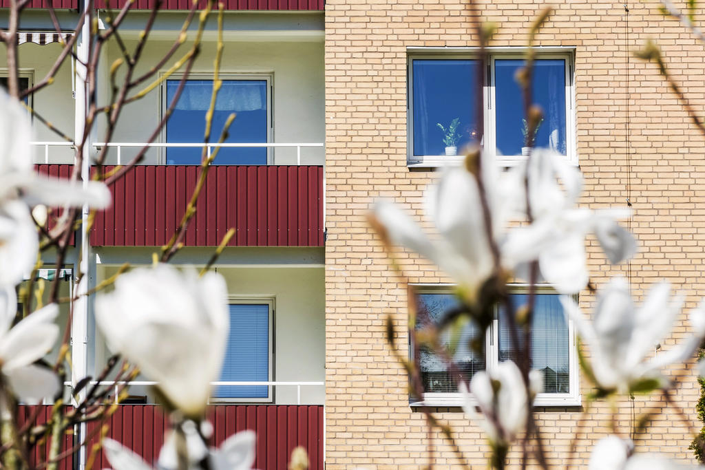 Utsikt mot balkoingen från innegården.