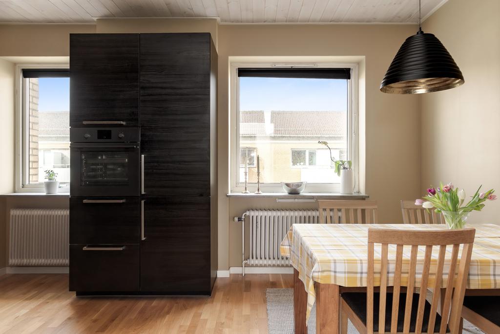 Rymlig plats för matbord. 