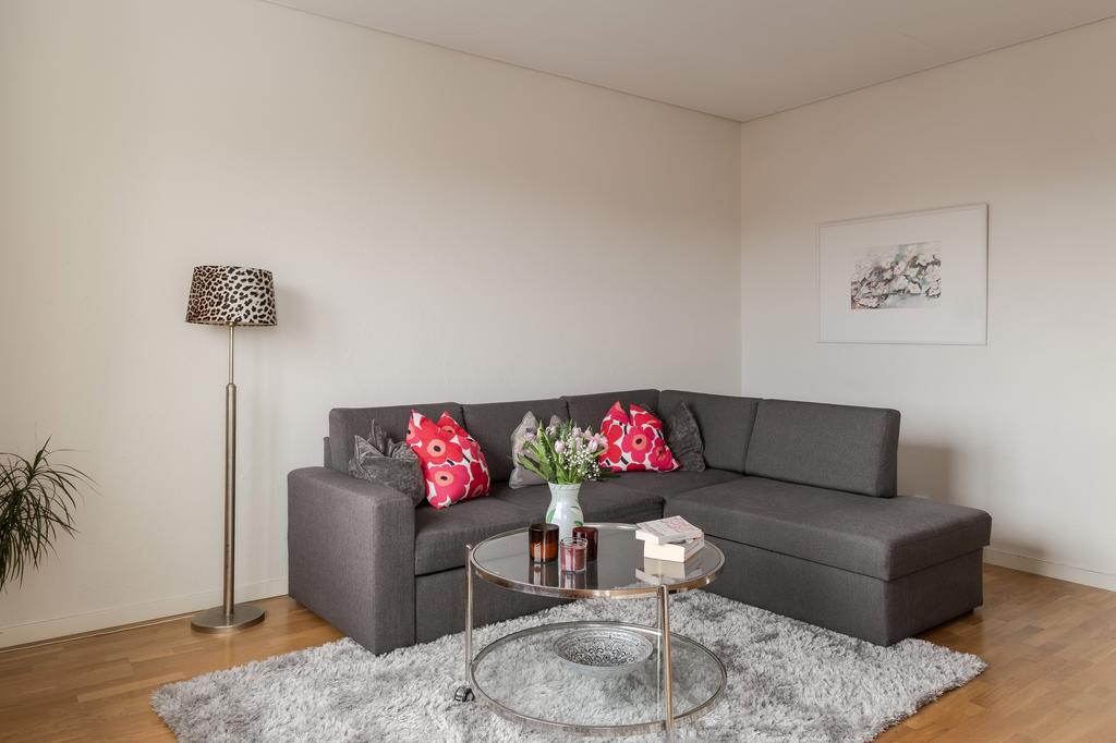 Här finns det gått om plats för soffhörna eller soffgrupp. 