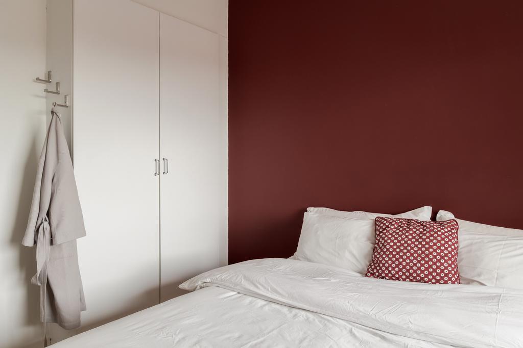 Här finns det även inbyggda garderober för förvaring. 