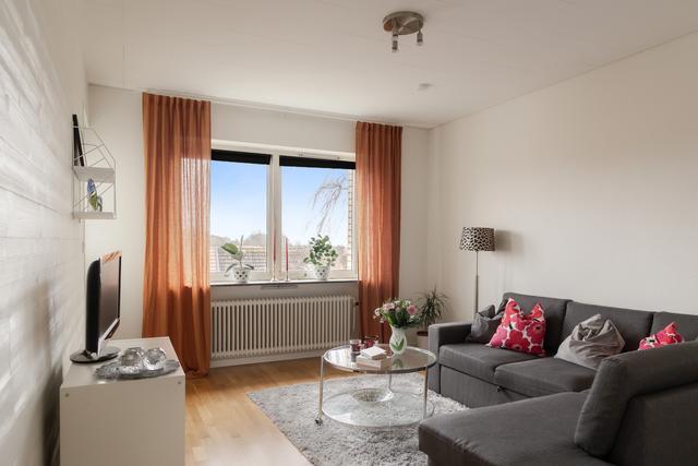 Vardagsrum med härligt ljusinsläpp och vackert golv.