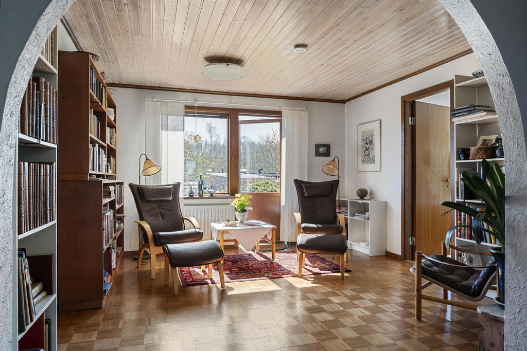 Allrum alt. bibliotek med utg. till trädgård 