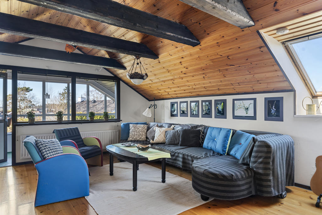 Allrum med synliga takbjälkar