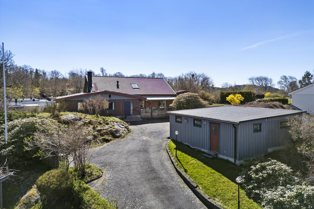 Trevlig uppfart, dubbelgarage med förråd