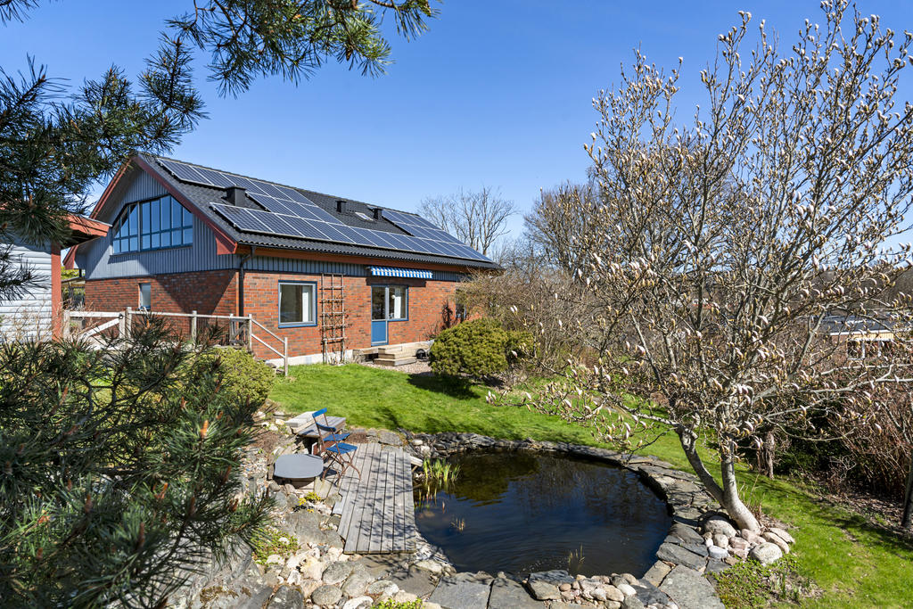 Härlig trädgård med bl.a. egen damm