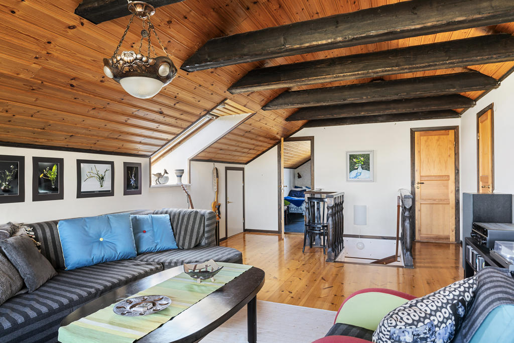 Allrum med synliga takbjälkar