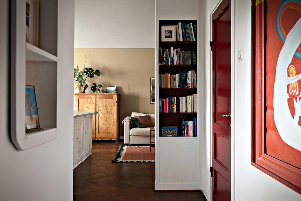 Inbyggda vackra bokhyllor i hallen