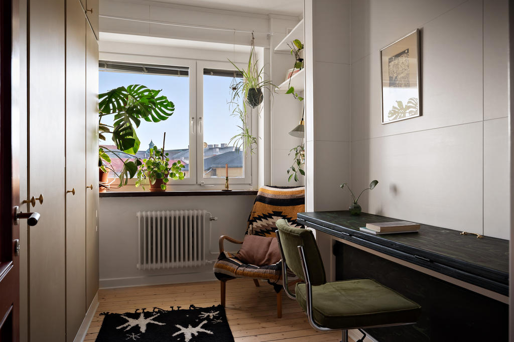 Platsbyggda garderober och skrivbord/säng