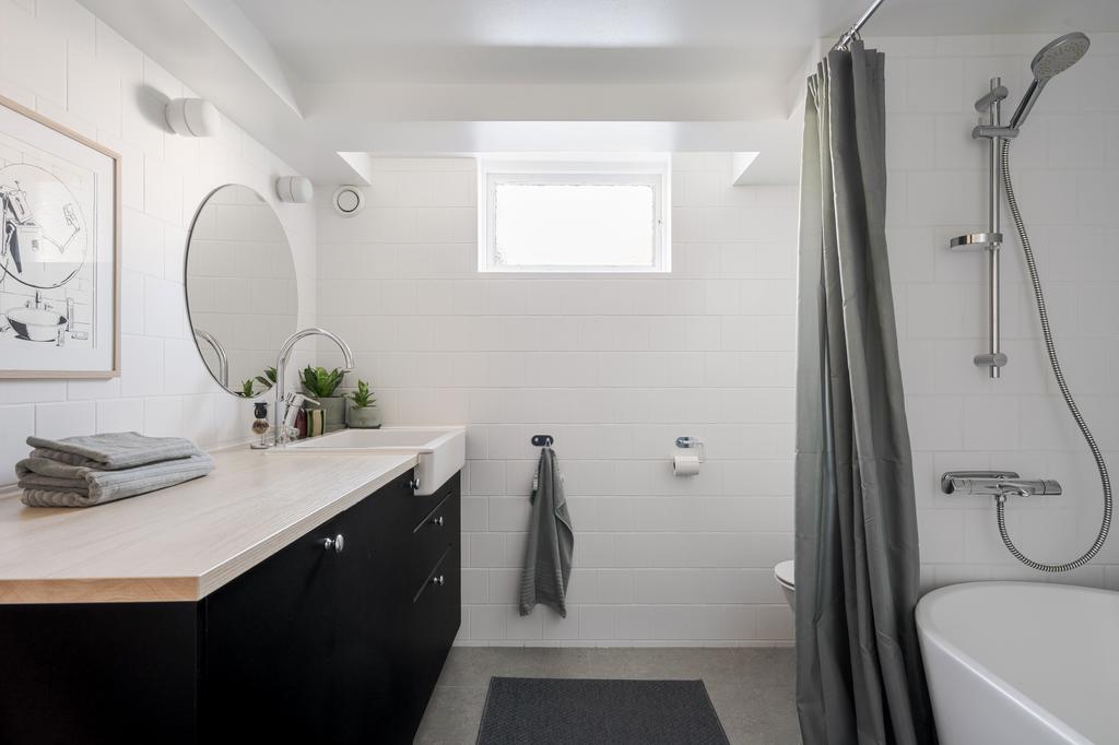 Helkaklat med tvättmaskin och praktisk bänkyta