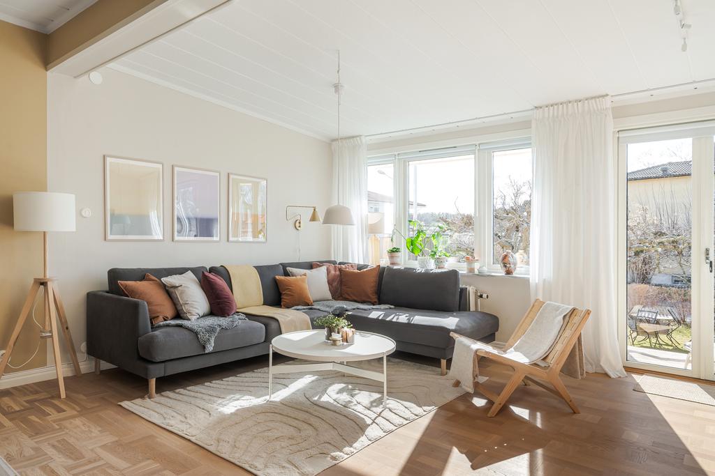 Gott om plats för soffgrupp