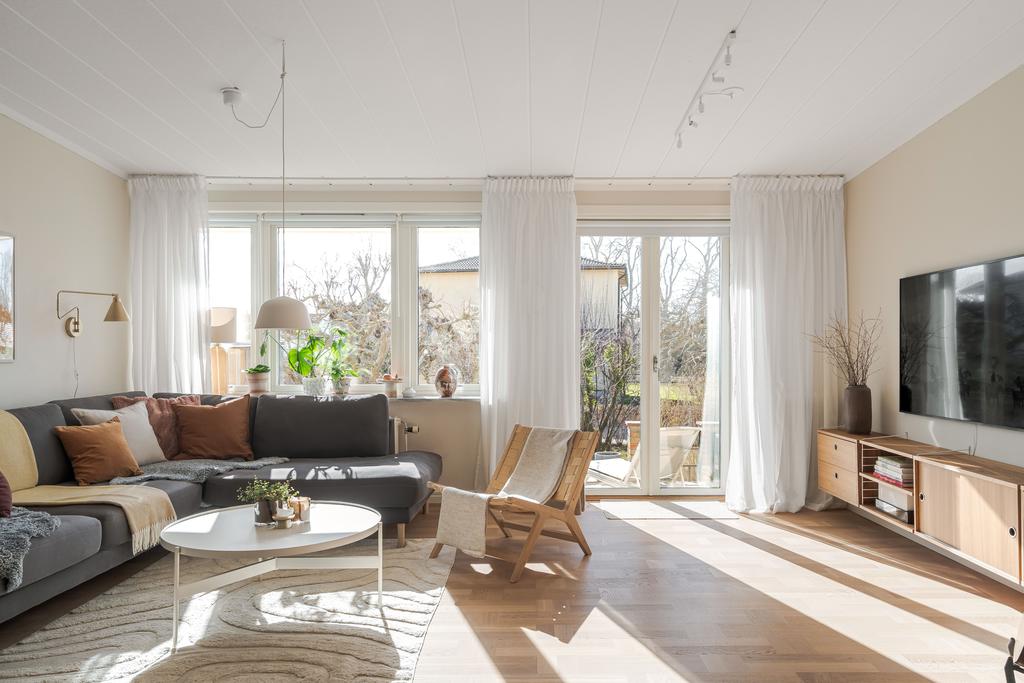 Dubbeldörrar ut till terrass och trädgård