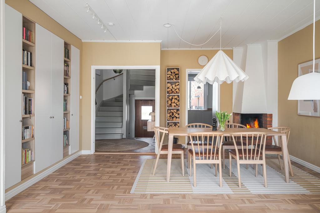 Platsbyggd förvaring i matsalsdelen